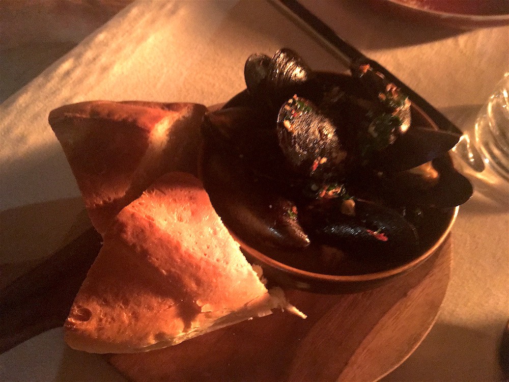 Pot Steamed Black Mussels